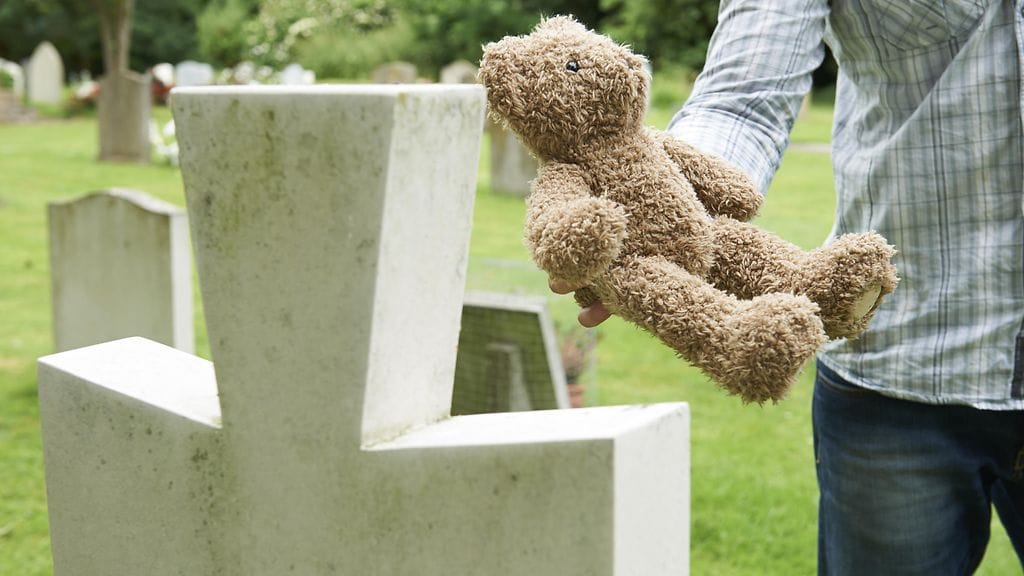 Surun keskellä vanhemmat käyvät taistelua, ettei yksikään joutuisi kokemaan samaa.