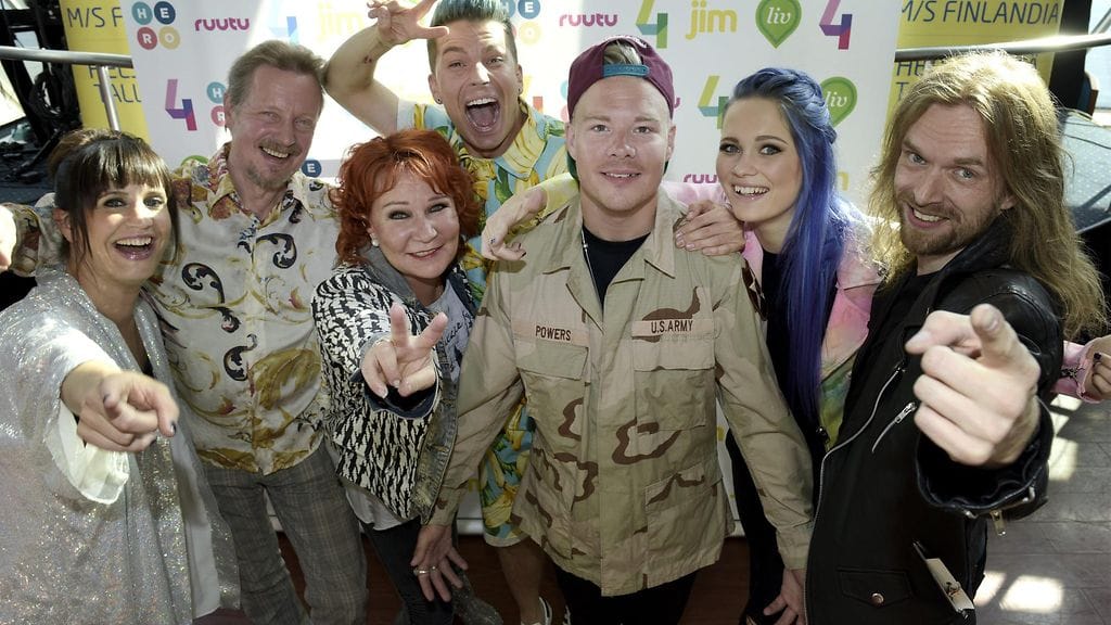 Anssi Kela ja Vain elämää -ryhmä: Maija Vilkkumaa, Pave Maijanen, Vicky Rosti, Antti Tuisku, VilleGalle ja Sanni Vain elämää -lanseerauksessa 20.8.2015