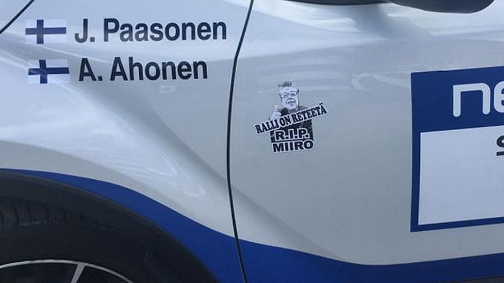 Jani Paasosen autossa muistetaan Miiro Koivulaa (kuvankaappaus Paasonen Facebook-sivulta).