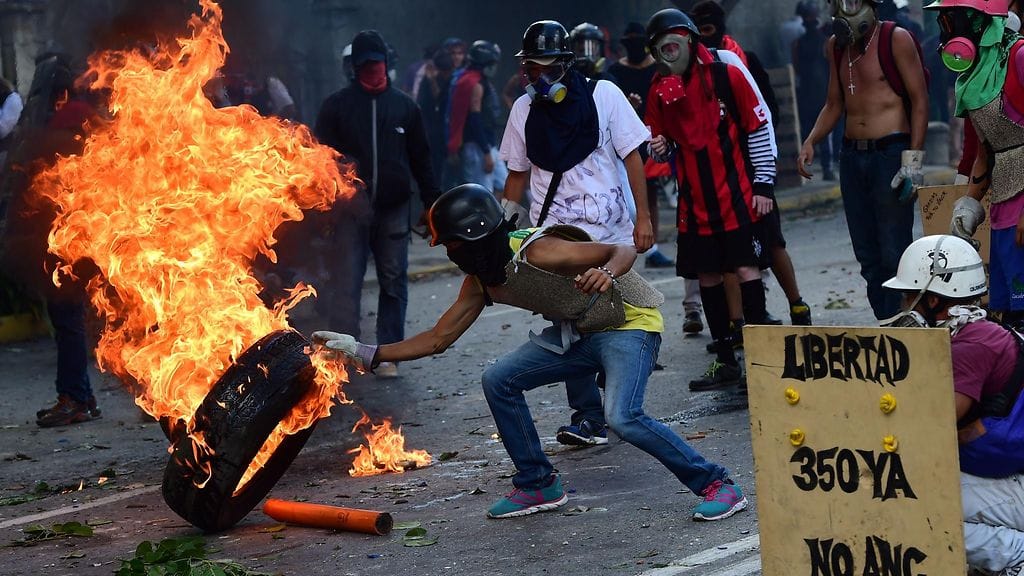 Venezuelassa mielenosoittajat ja poliisi ovat ottaneet yhteen yli neljä kuukautta kestäneissä protesteissa.