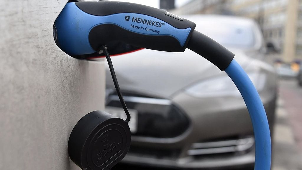 Imatran kaupungin sähköautoja voi pian käyttää myös matkailijat ja asukkaat virka-ajan ulkopuolella. Autot palautetaan lataukseen kaupungintalon pihalle.