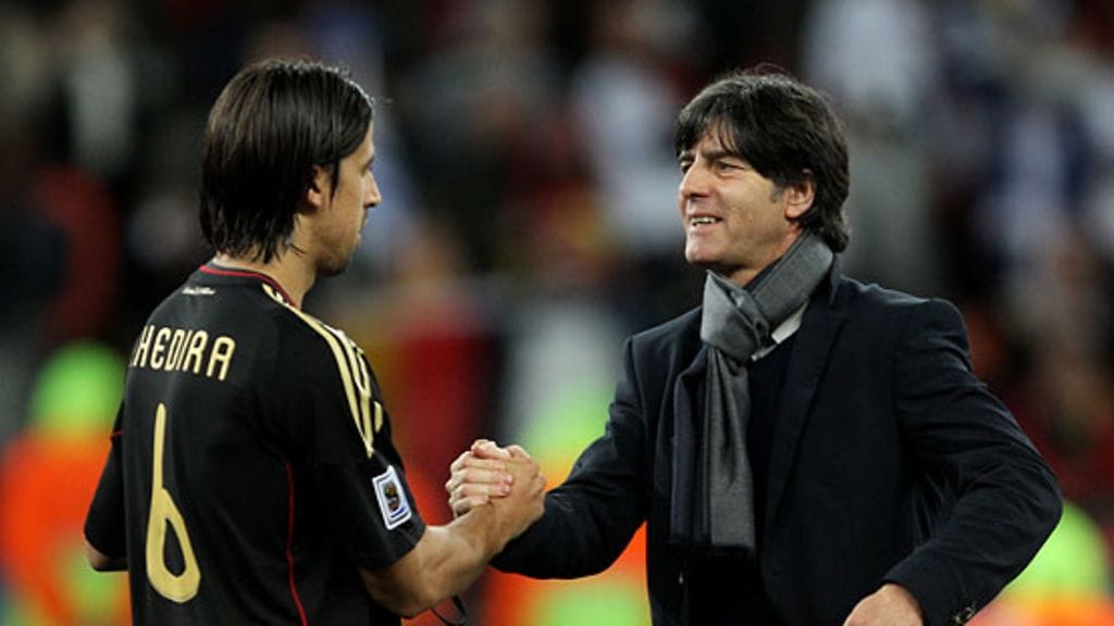 Joachim Löw ja 3-2-voittomaalin tekijä Sami Khedira, kuva: Joern Pollex/Getty Images