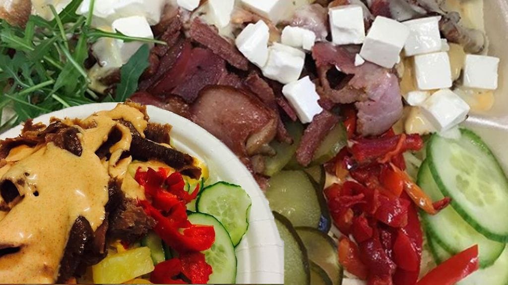 Raahelaisyrittäjä valmistaa kebabvartaansa itse. Kebab tarjoillaan esimerkiksi salaatin kera.