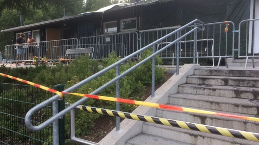 Lauttasaaren liikuntapuiston huolto- ja pukuhuonerakennus vaurioitui yöllisessä tulipalossa.