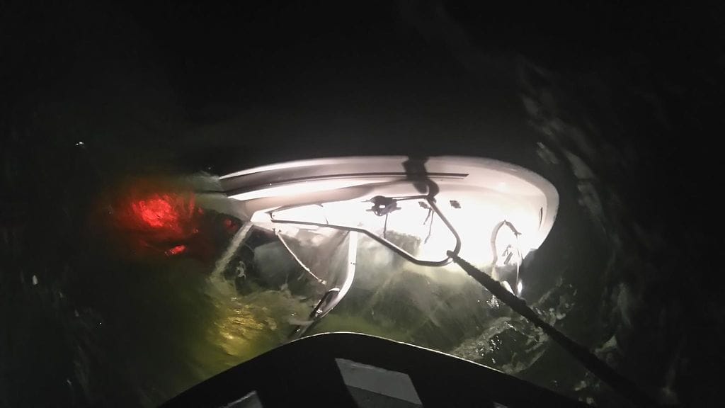 Huvivene ajoi karille ja täyttyi vedellä Hangossa viime yönä.