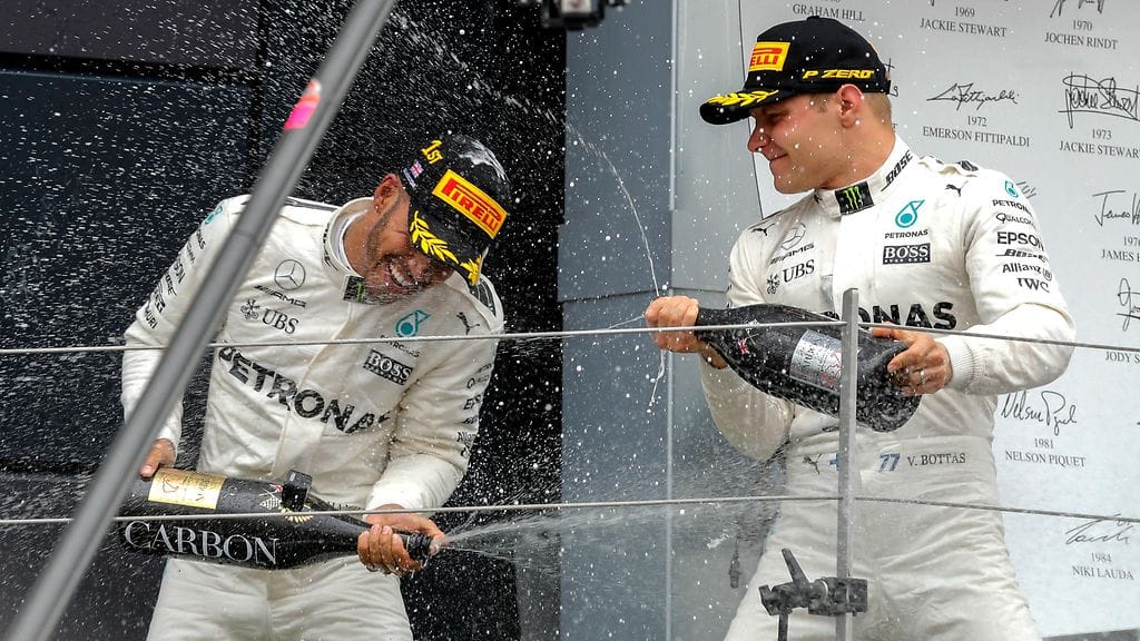 Lewis Hamilton ja Valtteri Bottas suihkuttelivat samppanjaa Mercedeksen kaksoisvoiton kunniaksi Silverstonessa.