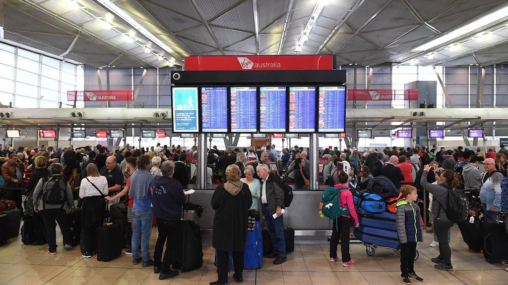 Miesten epäillään aikoneen kuljettaa pommi lentokoneeseen. Tapauksen vuoksi tiukennetut turvatoimet aiheuttivat matkustajille viivästyksiä maanantaina.