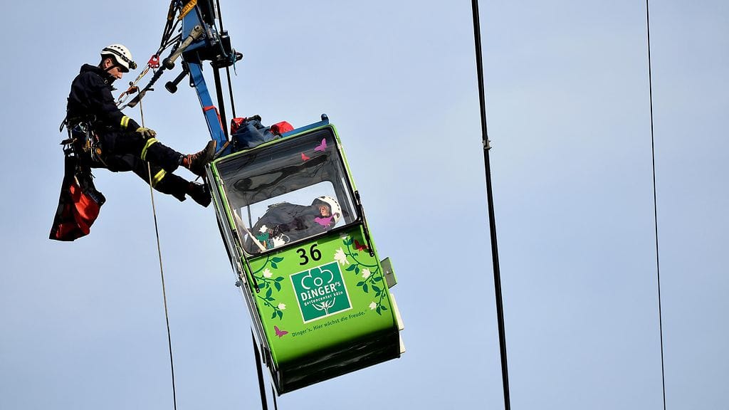 Pelastushenkilöstö auttoi ihmiset turvaan korkeuksiin pysähtyneistä gondolihisseistä Kölnissä.