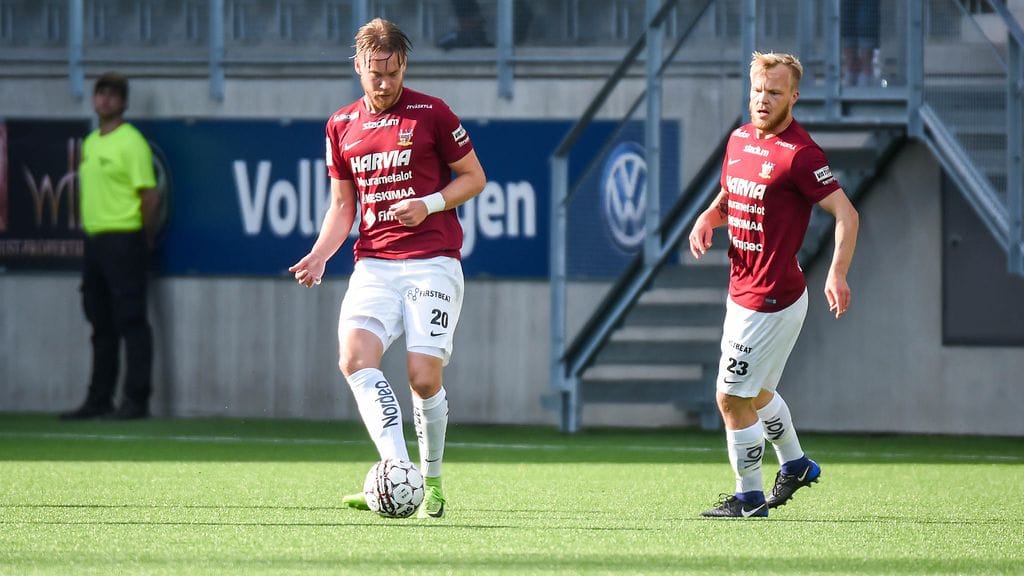 JJK:n Samu Nieminen ja Patrick Poutilainen VPS-ottelussa 23. heinäkuuta.