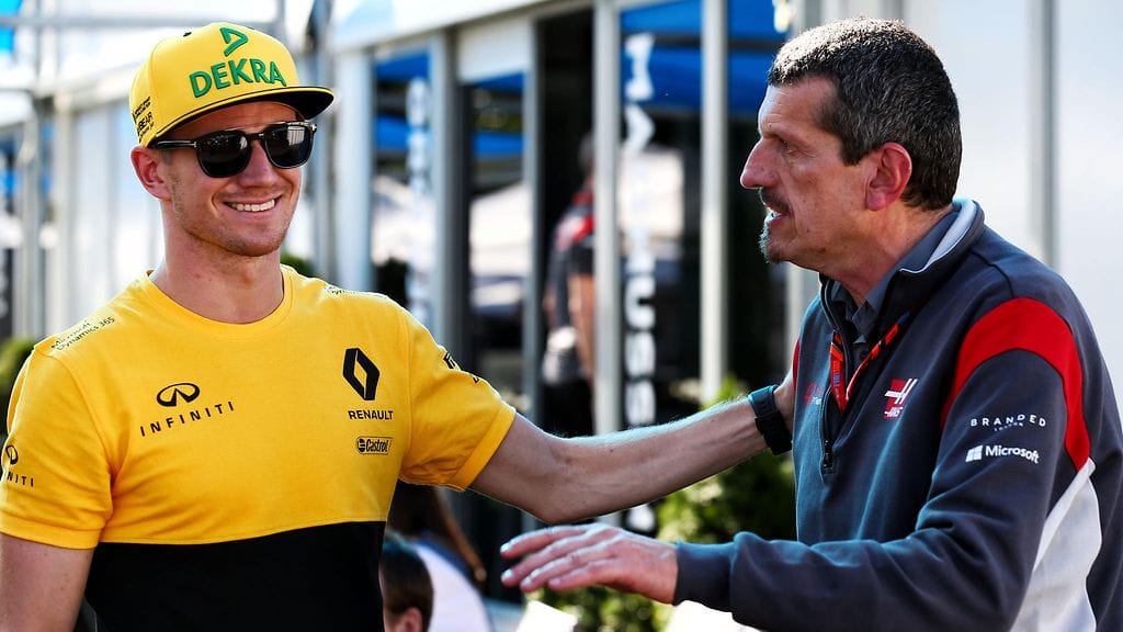 Nico Hülkenberg ja Günther Steiner Barcelonan varikolla talvitesteissä.