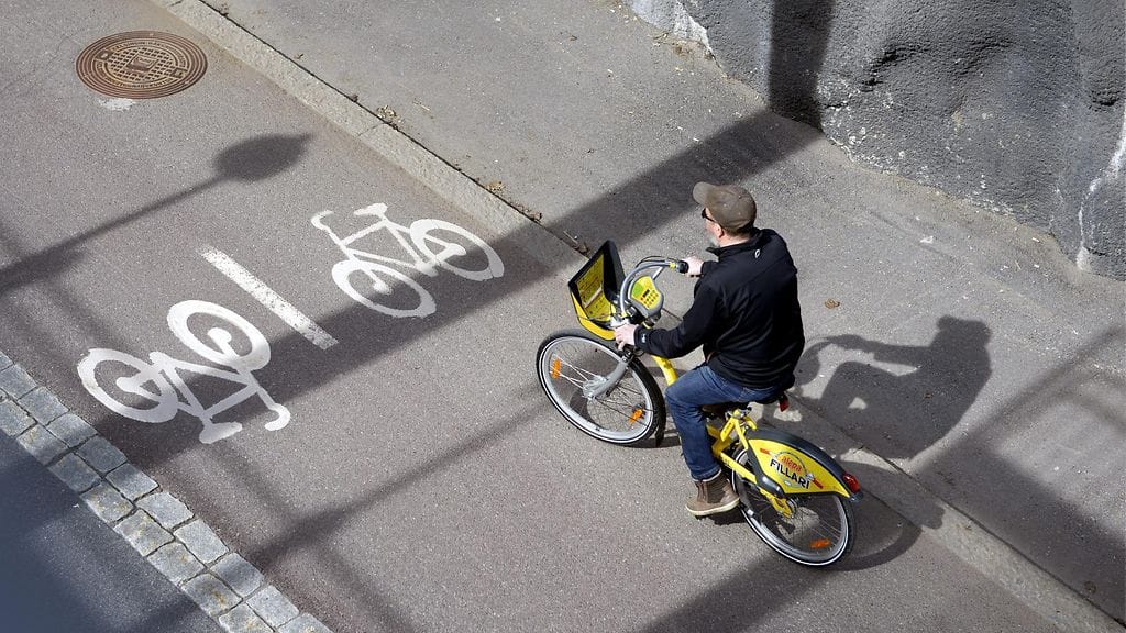 Kaupunkipyörän selkään voi hypätä matkalla kauppaan. Paluumatkan ostoskassien kanssa voi taittaa julkisilla kulkuvälineillä tai yhteiskäyttöautolla.