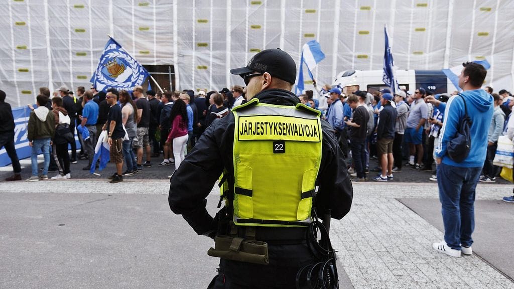 Järjestyksenvalvoja seuraa vierestä HJK:n fanien kulkuetta ennen jalkapallon Veikkausliigan paikallisottelua, Stadin derbyä, HJK vs. HIFK Helsingissä 31. heinäkuuta 2017. Kuvan henkilöt eivät liity pahoinpitelytapaukseen.
