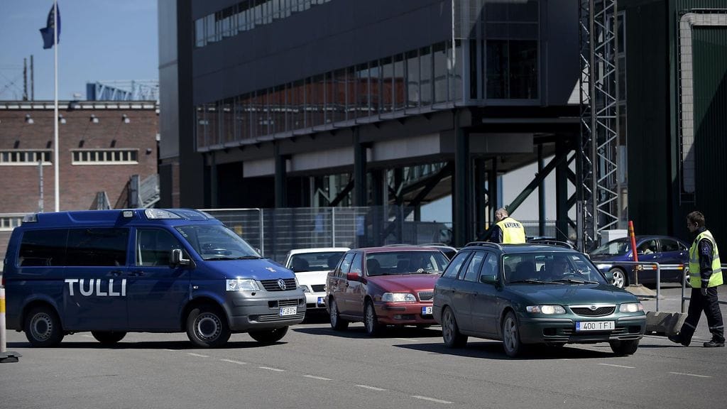 Kuvituskuvaa: Tulli valvoo ja tarkastaa Tallinnasta saapuvia maahantulijoita Länsisatamassa Helsingissä 27. toukokuuta 2015.