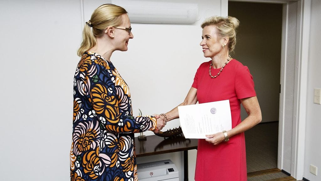 Kokoomuksen Pia Kauma (oik.) esitti kansanedustajan valtakirjansa puhemies Maria Lohelalle eduskunnassa Helsingissä 2. elokuuta 2017. Pia Kauma nousee Alexander Stubbin tilalle kansanedustajaksi.