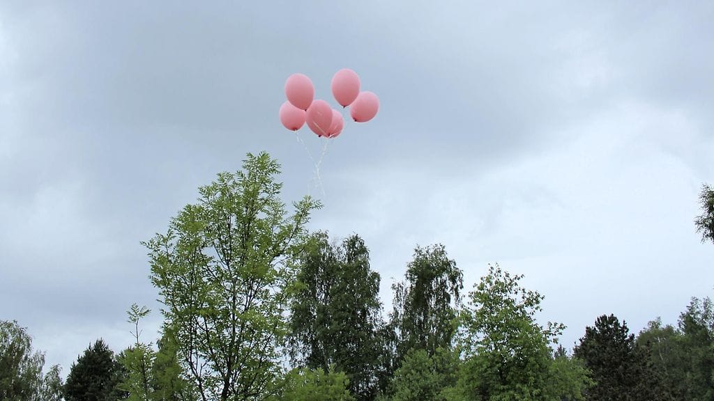 Perheellä on tapana lähettää ilmapalloja taivaalle Enkelin syntymäpäivänä.