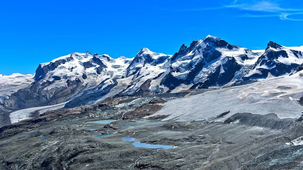 Alppimaisemaa Sveitsissä.