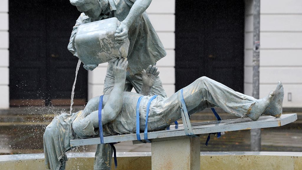 Taiteilija Erik Tannhauserin teos "Fountain Against Torture" oli esillä Bremenissä, Saksassa, vuonna 2015. Sen tarkoituksena on vastustaa vesikidutusta.