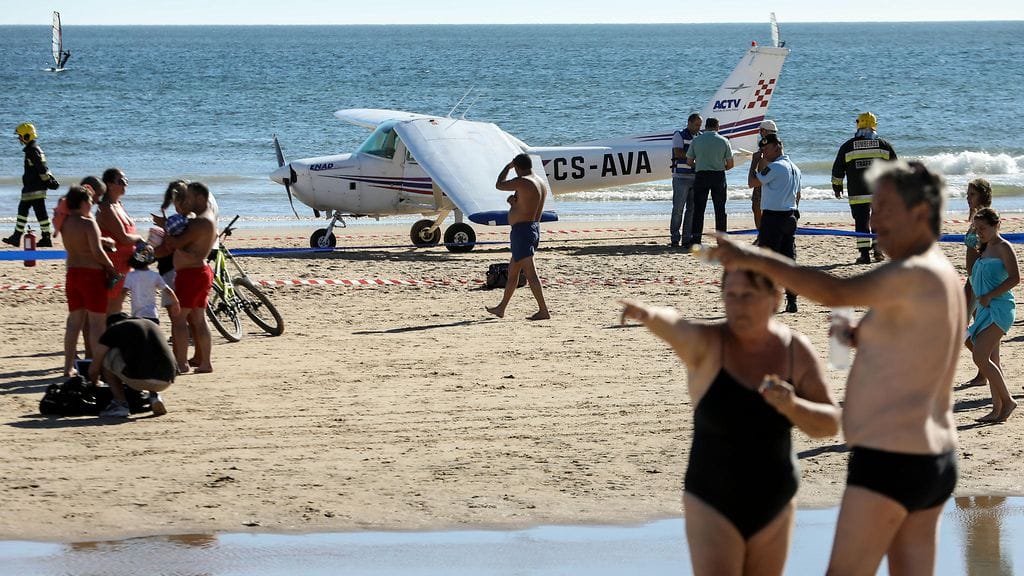 Pienkone teki pakkolaskun Sao Joao de Caparican rannalle.
