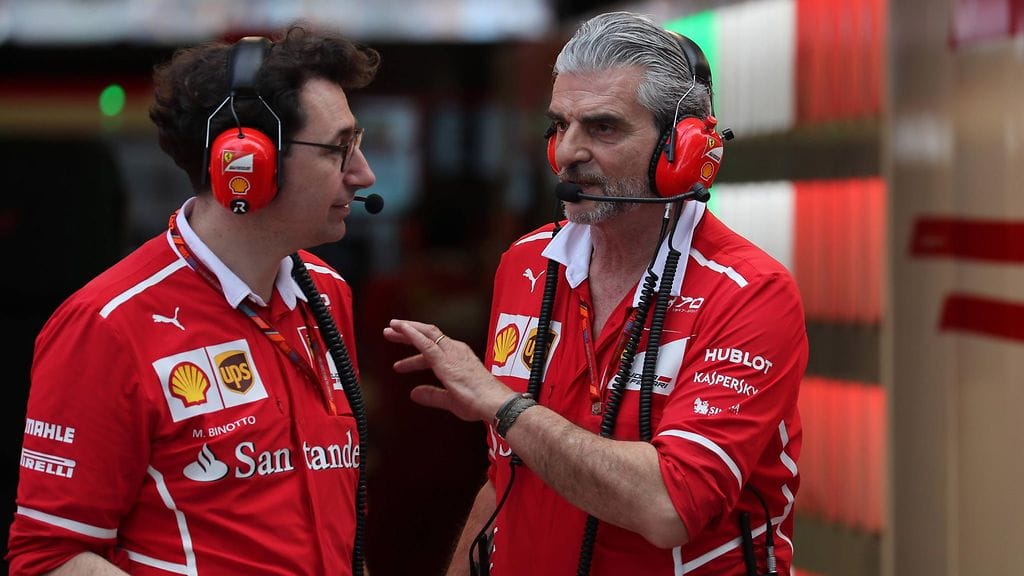 Mattia Binotto (vas.) ja Maurizio Arrivabene ovat Ferrarin F1-tiimin johtohahmot.