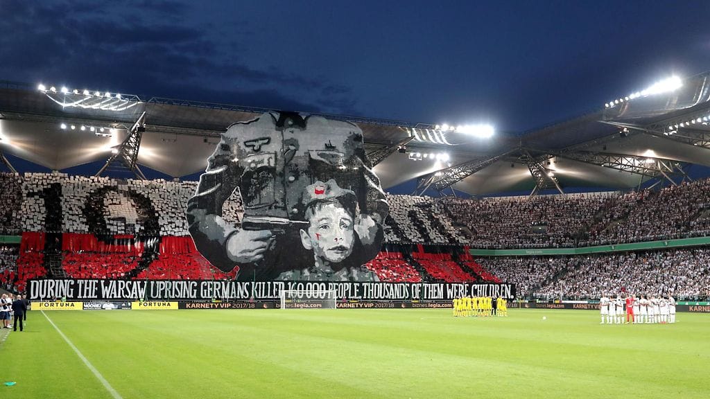Legia Varsovan fanien tifo Varsovan kansannousun muistopäivän kunniaksi.