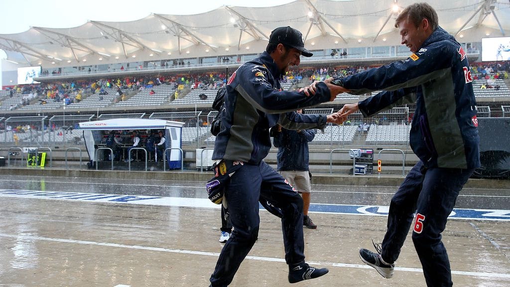 Daniel Ricciardo ja Daniil Kvjat pistivät jalalla koreaksi Texasin kaatosateessa 2015.