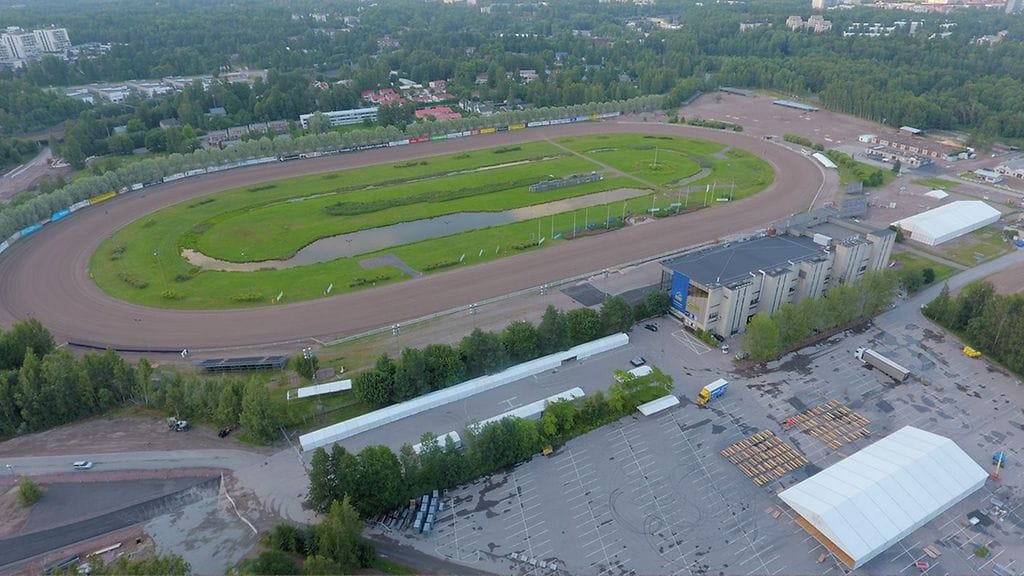 Onnettomuus tapahtui Vermon raviradan parkkipaikalla Espoossa.