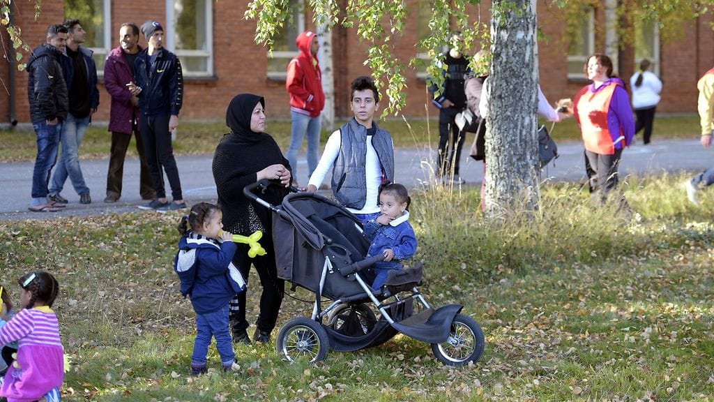 Irakilaisia turvapaikanhakijoita Lahden Hennalan vastaanottokeskuksessa 30. syyskuuta 2015.