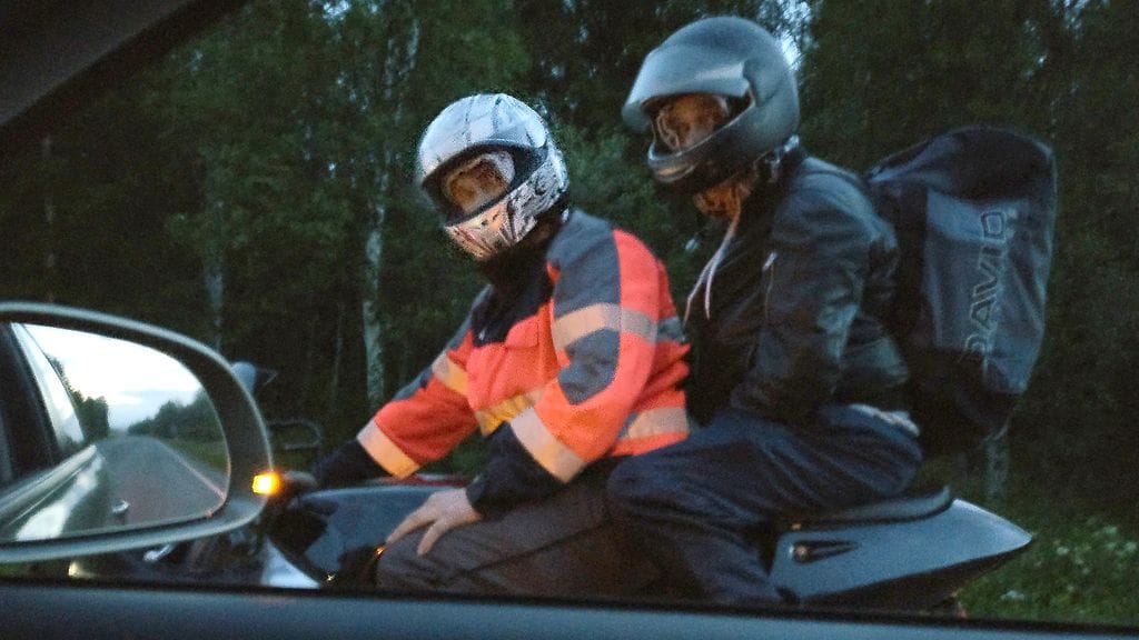 Poliisi kaipaa havaintoja kuvassa olevista miehistä.