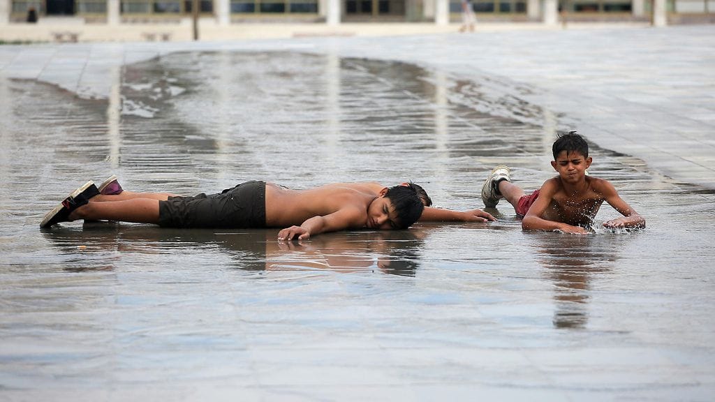 Albanialaislapsia vilvoittelemassa suihkulähteellä maan pääkaupungissa Tiranassa.
