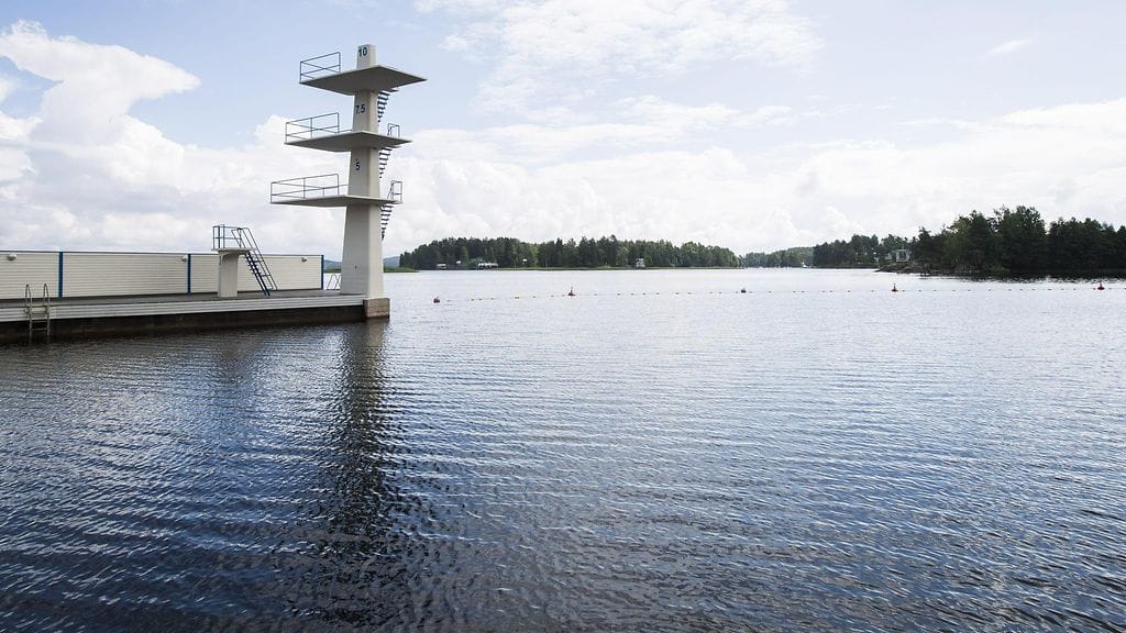 17-vuotias poika hukkui aamuyöllä hypättyään alas veteen Väinölänniemen hyppytornista Kuopiossa, kertoo Itä-Suomen poliisi. Hyppytorni oli suljettu ja pääsy estetty lukollisella ovella.