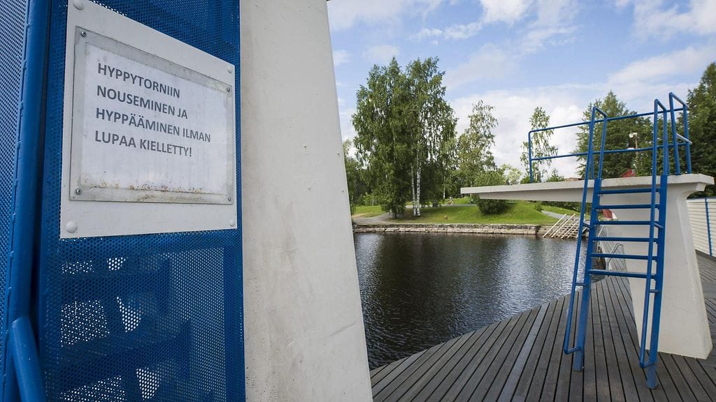 17-vuotias poika hukkui aamuyöllä hypättyään alas veteen Väinölänniemen hyppytornista Kuopiossa, kertoo Itä-Suomen poliisi. Hyppytorni oli suljettu ja pääsy estetty lukollisella ovella.