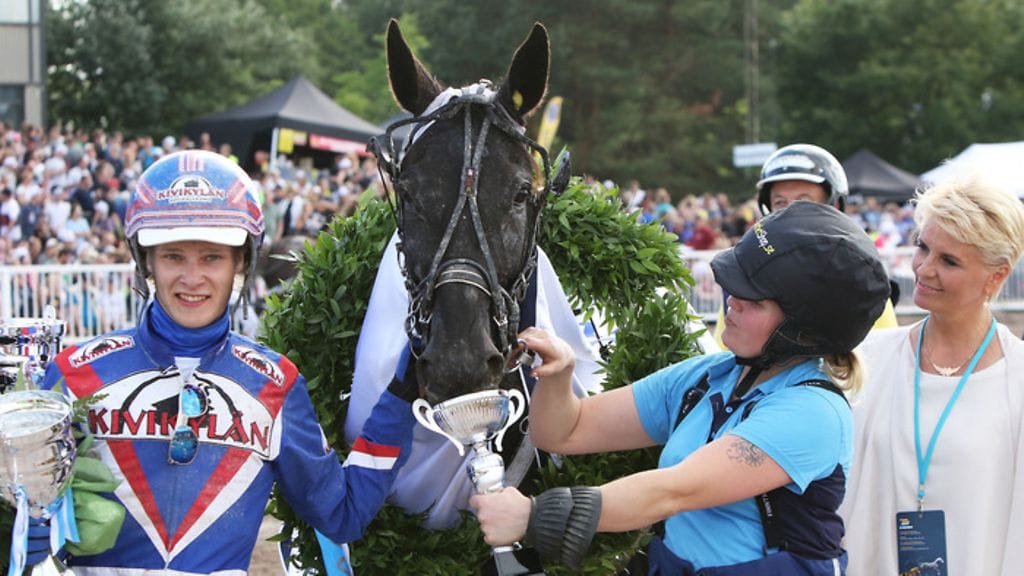 Edward Alen kiri kantoi 30 000 euron arvoiseen Suomen Mestaruuteen. Kuva: Suomen Hippos.