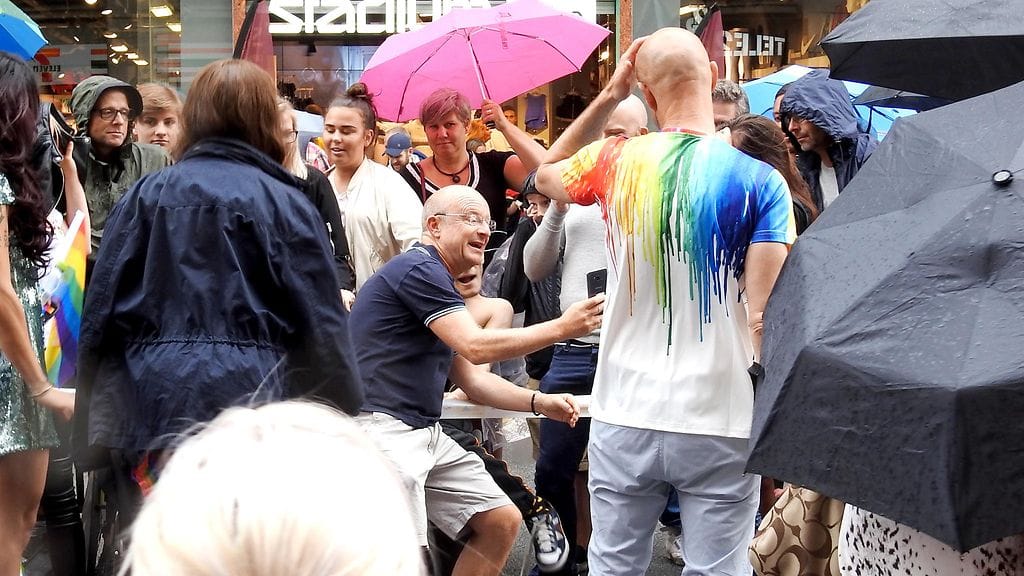 Tukholman Pride-kulkueeseen osallistuivat myös Mark Levengood ja Jonas Gardell. Kuva ei ole tilanteesta, jossa häiriköt pysäyttivät kulkueen.