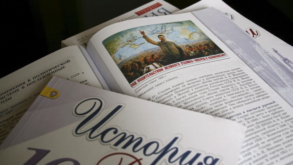 Josif Stalinin kuva venäläisessä kymppiluokan historiankirjassa.