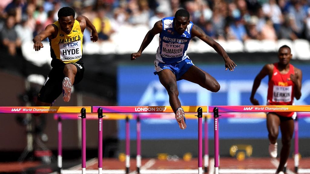 Siniasuinen Kyron McMaster Lontoon MM-areenalla sunnuntaina.