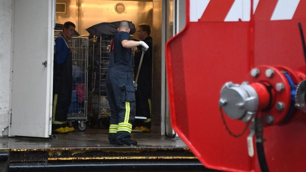 Pelastuslaitos kuivaa Mikkelin keskussairaalan kellaritiloja rankkasateen jälkeen.