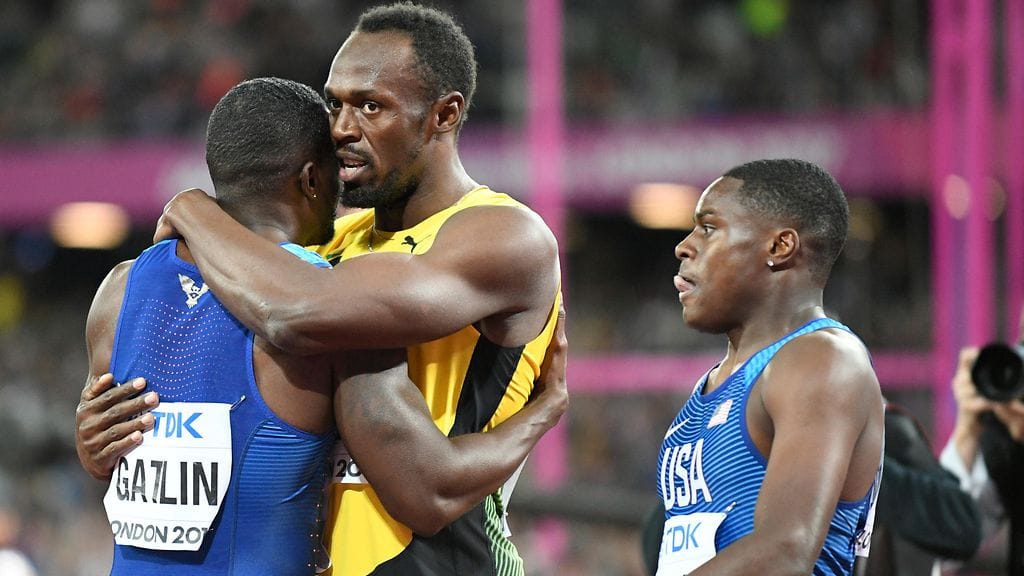 Usain Bolt (kesk.) onnittelee Justin Gatlinia maailmanmestaruudesta. Christian Coleman sijoittui hopealle.