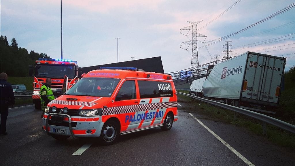 Itä-Uudenmaan poliisilaitos julkaisi kuvan onnettomuuspaikalta Twitter-tilillään. Massiivinen tieliikenteen ohjaustaulu on pudonnut keskelle tietä Kehä kolmosella.