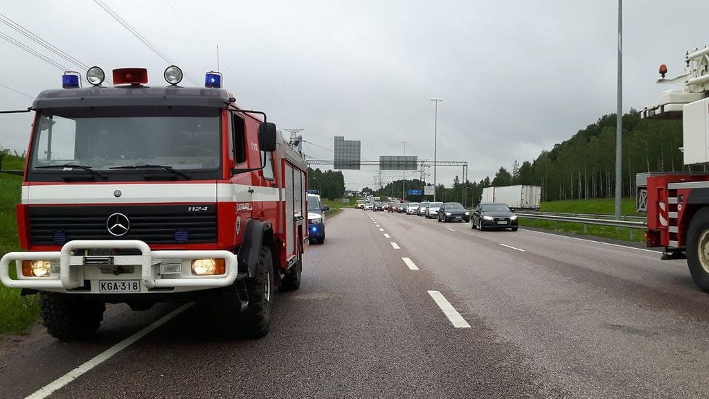 Itä-Uudenmaan poliisilaitoksen Twitter-tilillä julkaisema kuva Kehä kolmoselta. Tällä hetkellä yksi ajokaista on käytössä liikenteelle.