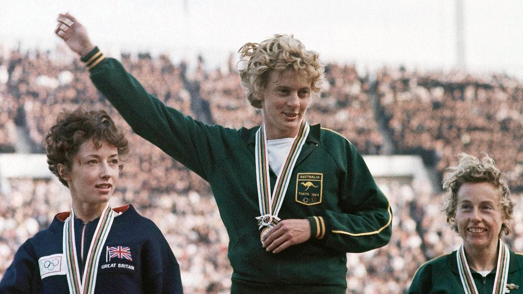 Betty Cuthbert juhli kultaa Tokion olympialaisten 400 metrillä vuonna 1964.