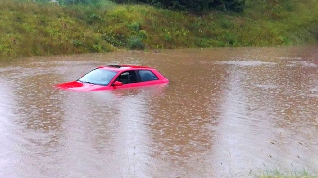 Punainen Audi jäi eilen sadeveden armoille Sastamalassa.
