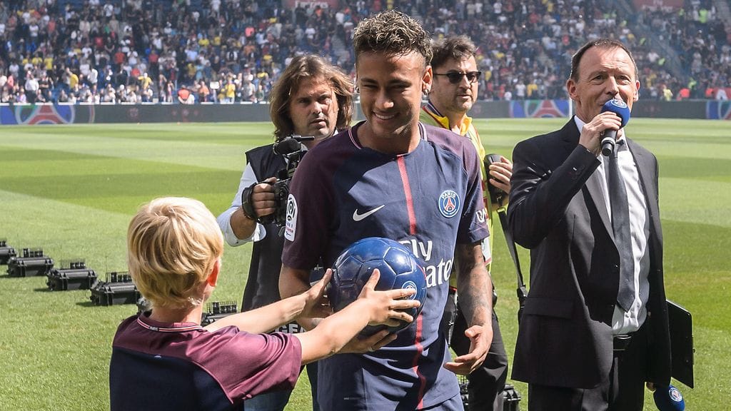 Neymar esiteltiin PSG-faneille viime lauantaina.