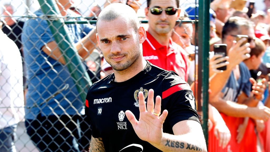 Wesley Sneijder harjoitteli ensimmäisen kerran uuden seuransa väreissä maanantaina.