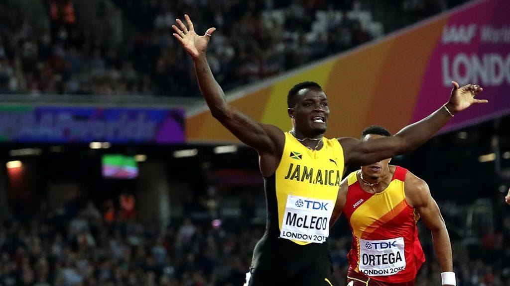 Omar McLeod tuulettaa pika-aitojen maailmanmestarina.