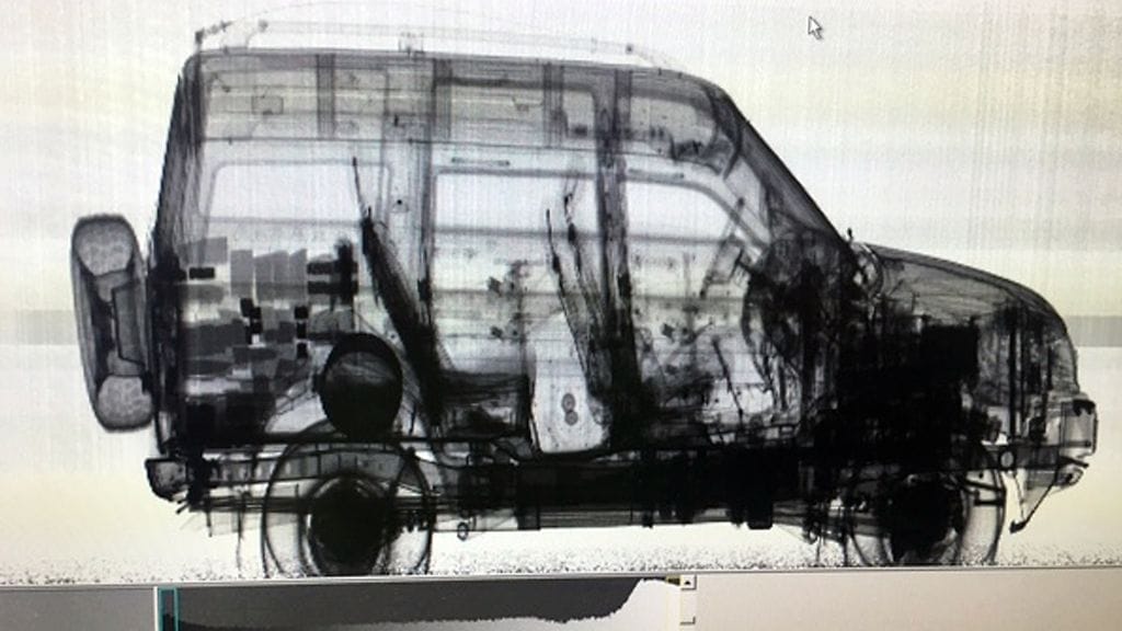 Auton läpivalaiskuva Tullista. Löydetyt tuotteet ovat auton takakulmassa.