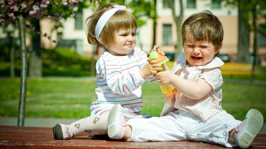 Pieni lapsi ei välttämättä ymmärrä, miksi anteeksipyyntö on tarpeen.