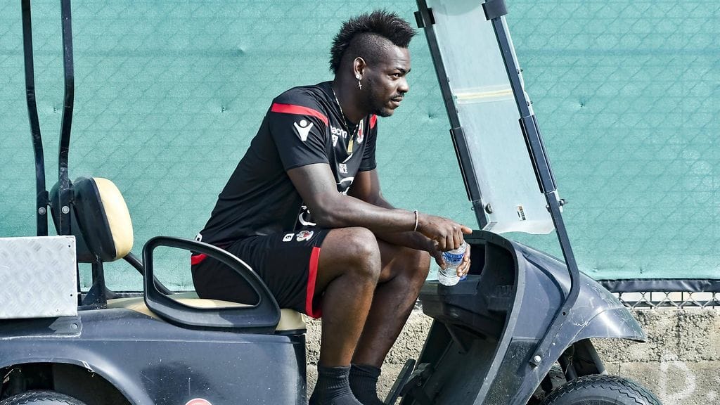 Mario Balotelli joukkueensa harjoituksissa tiistaina. Kuvan ajoneuvo ei liity ylinopeustapaukseen.
