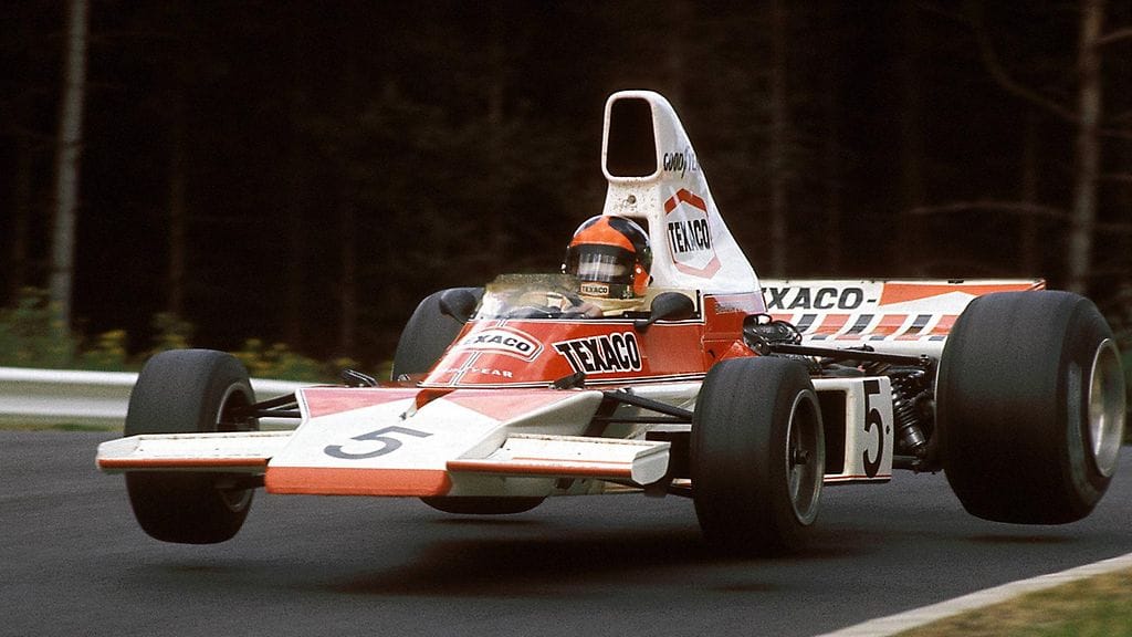 Emerson Fittipaldi vuoden 1974 mestaruusautossaan.