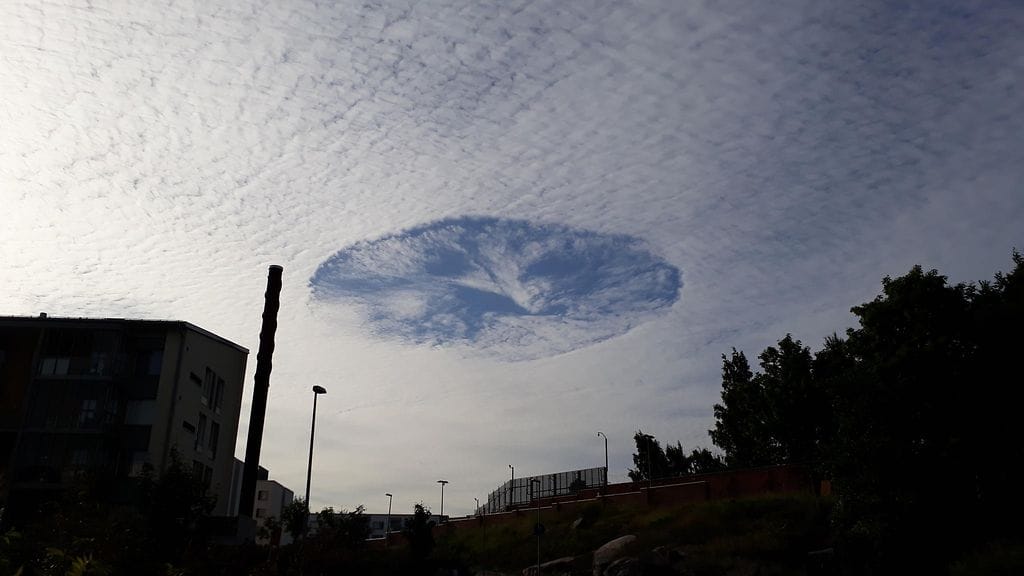 Helsingin ylle ilmestyi aamupäivällä mielenkiintoinen pilvikuvio.