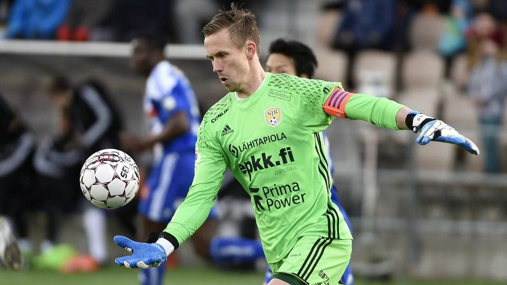 Mihkel Aksalu jatkaa SJK:n paidassa.